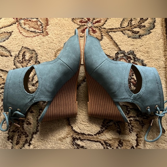Journee Collection Camia Blue Wedges Size 7 New In Box - Picture 16 of 16